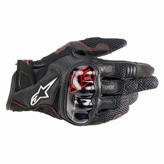 Alpinestars MM93 RIO HONDO V2 AIR GLOVES 機車手套商品照片，提供黑瀝青紅等配色，呈現手套版型、防護部件與縫製細節，方便顧客選購前比對外觀與剪裁樣式。