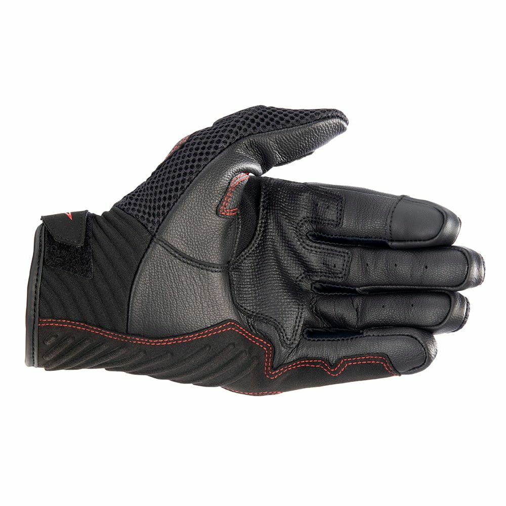 Alpinestars MM93 RIO HONDO V2 AIR GLOVES 機車手套商品照片，提供黑瀝青紅等配色，呈現手套版型、防護部件與縫製細節，方便顧客選購前比對外觀與剪裁樣式。