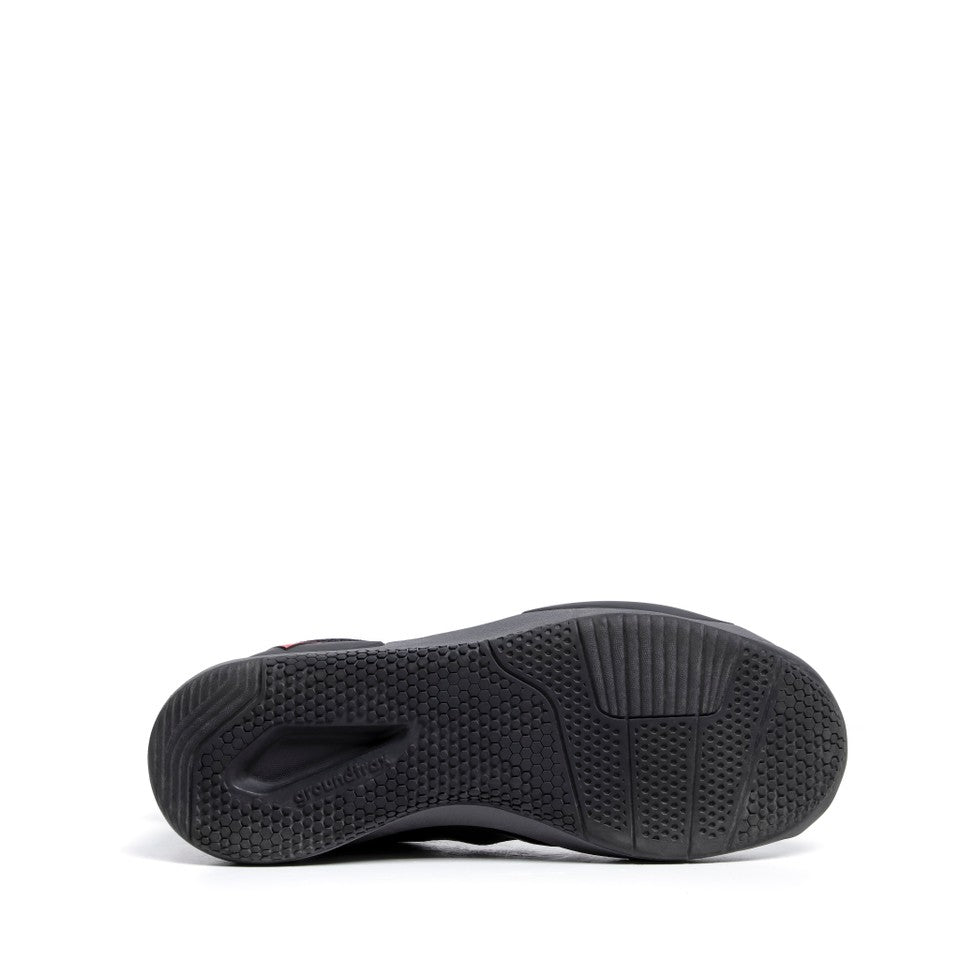 DAINESE ATIPICA AIR 2 SHOES 黑紅螢光靴款雙靴斜側角度合照，黑色網眼布料鞋面搭配紅螢光鞋帶交織，可見DAINESE三角標誌於鞋舌與鞋幫側邊，中筒運動風車靴外型