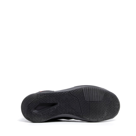 DAINESE ATIPICA AIR 2 SHOES 黑紅螢光靴款雙靴斜側角度合照，黑色網眼布料鞋面搭配紅螢光鞋帶交織，可見DAINESE三角標誌於鞋舌與鞋幫側邊，中筒運動風車靴外型