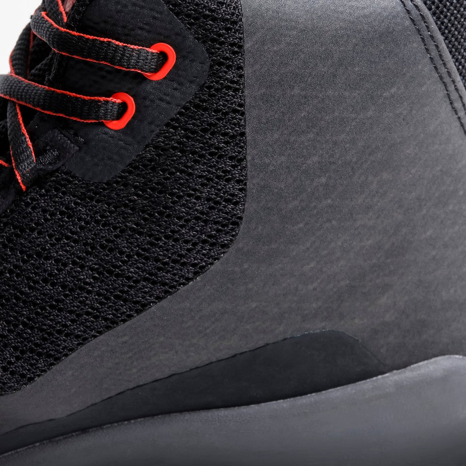 DAINESE ATIPICA AIR 2 SHOES 黑紅螢光鞋後跟特寫，可見紅色拉環與DAINESE三角標誌，黑色網眼布料搭配灰色耐磨包頭層及黑色大底，展現耐磨護片細節