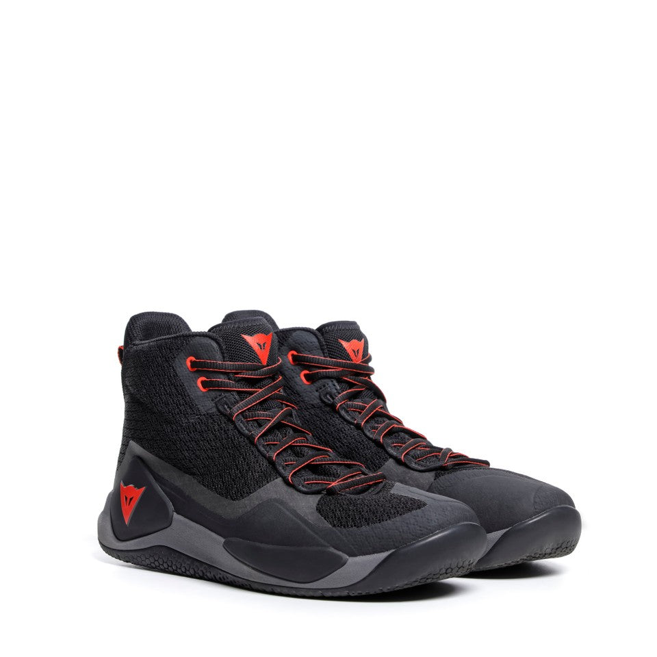 DAINESE ATIPICA AIR 2 SHOES 黑紅螢光靴款正面斜前方合照，雙靴並排展示紅螢光鞋帶交織與鞋舌拉瓣，黑色網眼鞋面搭配灰黑色包頭層與黑色大底，中筒運動風外型