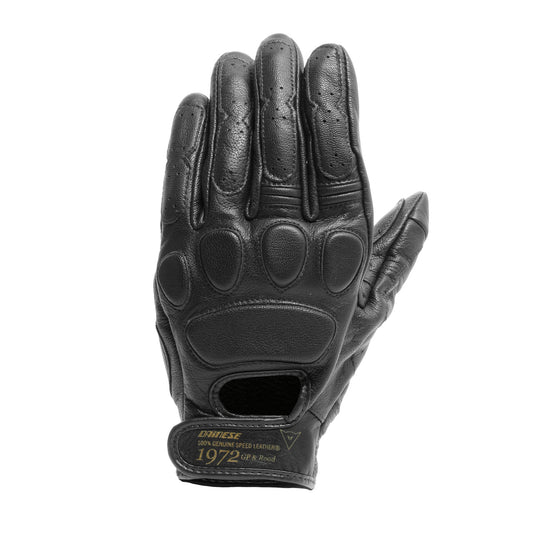 DAINESE BLACKJACK UNISEX GLOVES 黑色手套手背正面展示，可見山羊皮革縫線與腕部處金色DAINESE 1972復古標籤，全黑復古風格手套正面照