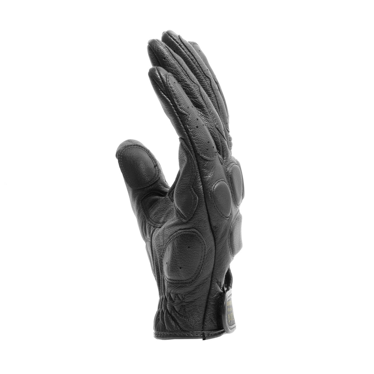 DAINESE BLACKJACK UNISEX GLOVES 手背指節特寫，可見四片式立體車縫護墊與手背通氣孔洞設計，黑色皮革質感清晰，復古車式手套局部細節照