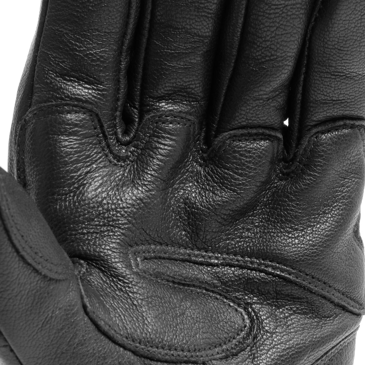 DAINESE BLACKJACK UNISEX GLOVES 手背五指特寫，黑色皮革搭配指節透氣孔洞排列，可見手指縫線立體剪裁與皮革紋理質感，經典復古手套局部照