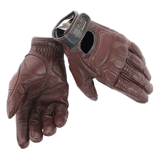 DAINESE BLACKJACK UNISEX GLOVES 深棕色（DARK BROWN）一雙手套交疊陳列，可見金色DAINESE 1972復古標籤壓印於棕色皮革手腕處，手背可見指節立體剪裁綴線，復古風格手套深棕色配色