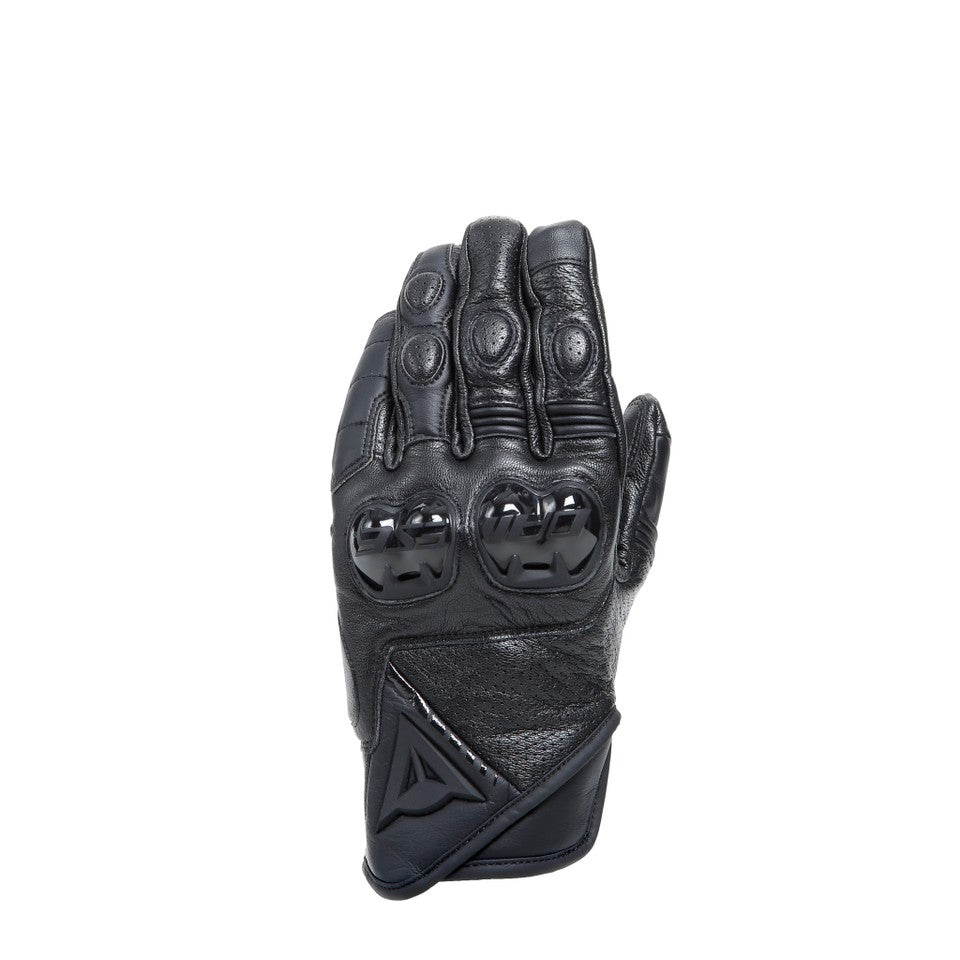 DAINESE BLACKSHAPE LEATHER GLOVES 黑/黑 手背正面照，可見TPU指關節護具、DAINESE標誌與手背穿孔透氣設計，經典復古短版剳裁，義大利原廠山羊皮革縫製日常騎乘手套