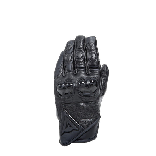 DAINESE BLACKSHAPE LEATHER GLOVES 黑/黑 手背正面照，可見TPU指關節護具、DAINESE標誌與手背穿孔透氣設計，經典復古短版剳裁，義大利原廠山羊皮革縫製日常騎乘手套