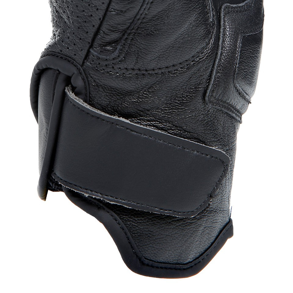 DAINESE BLACKSHAPE LEATHER GLOVES 黑/黑 袖口束帶細節照，呈現皮革縫線工藝與魔鬼氈調整帶質感，義大利原廠山羊皮革縫製，日常通勤與長途騎乘適用復古手套