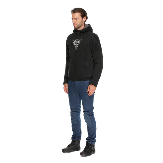 DAINESE BOVISA SAFETY HOODIE FULL ZIP 黑/白配色正面照，男性模特兒戴上連帽並拉起主拉鍊站立展示，胸前可見DAINESE白色三角品牌圖騰印花，內搭牛仔褲，義大利原廠刷毛連帽防摔衣，適合日常穿搭與換季騎乘