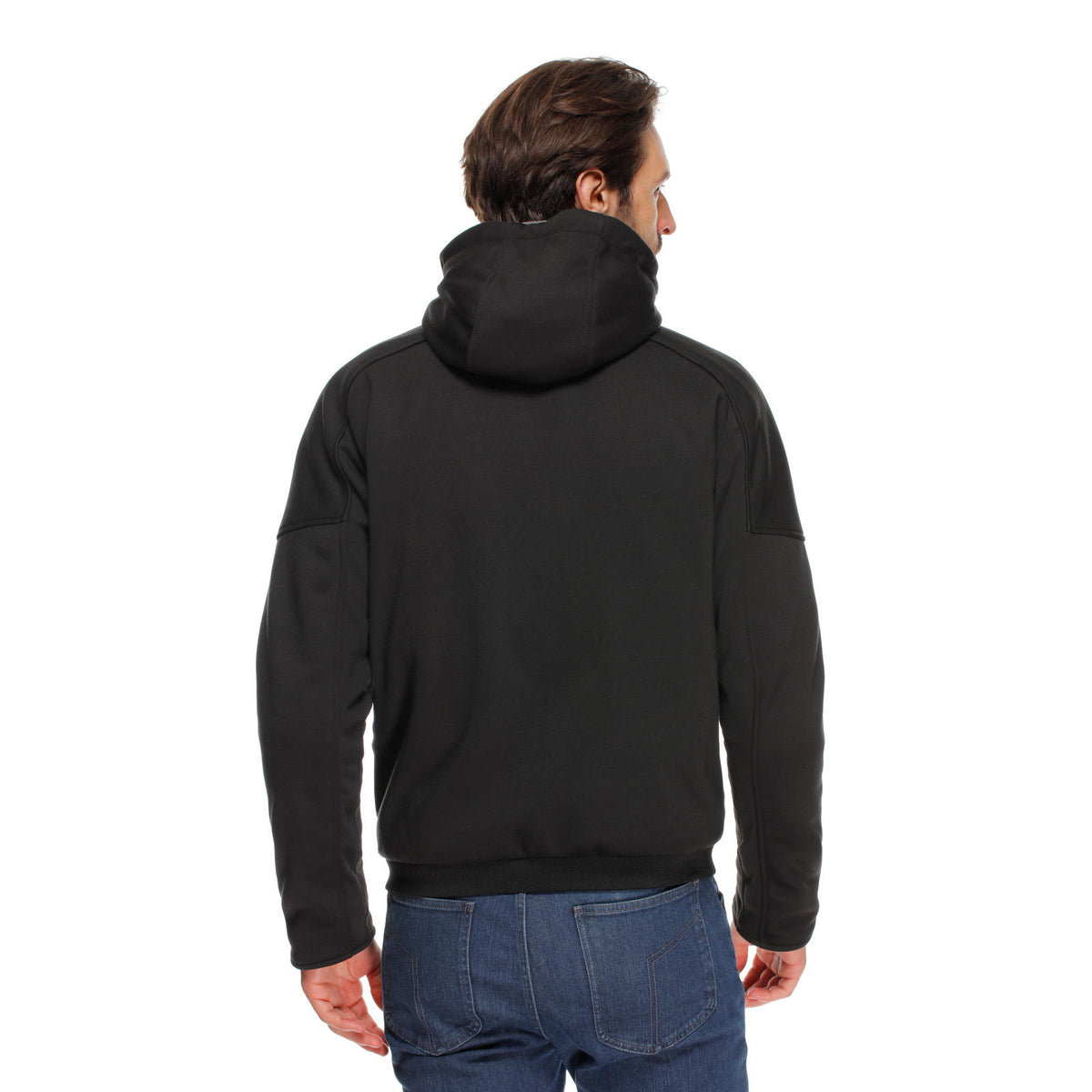 DAINESE BOVISA SAFETY HOODIE FULL ZIP 黑色背面照，男性模特兒站立展示連帽衫背部版型，可見肩部與後背車縫剪裁線條、連帽收納方式，內搭牛仔褲，義大利原廠刷毛連帽防摔衣，適合春秋換季騎乘穿著