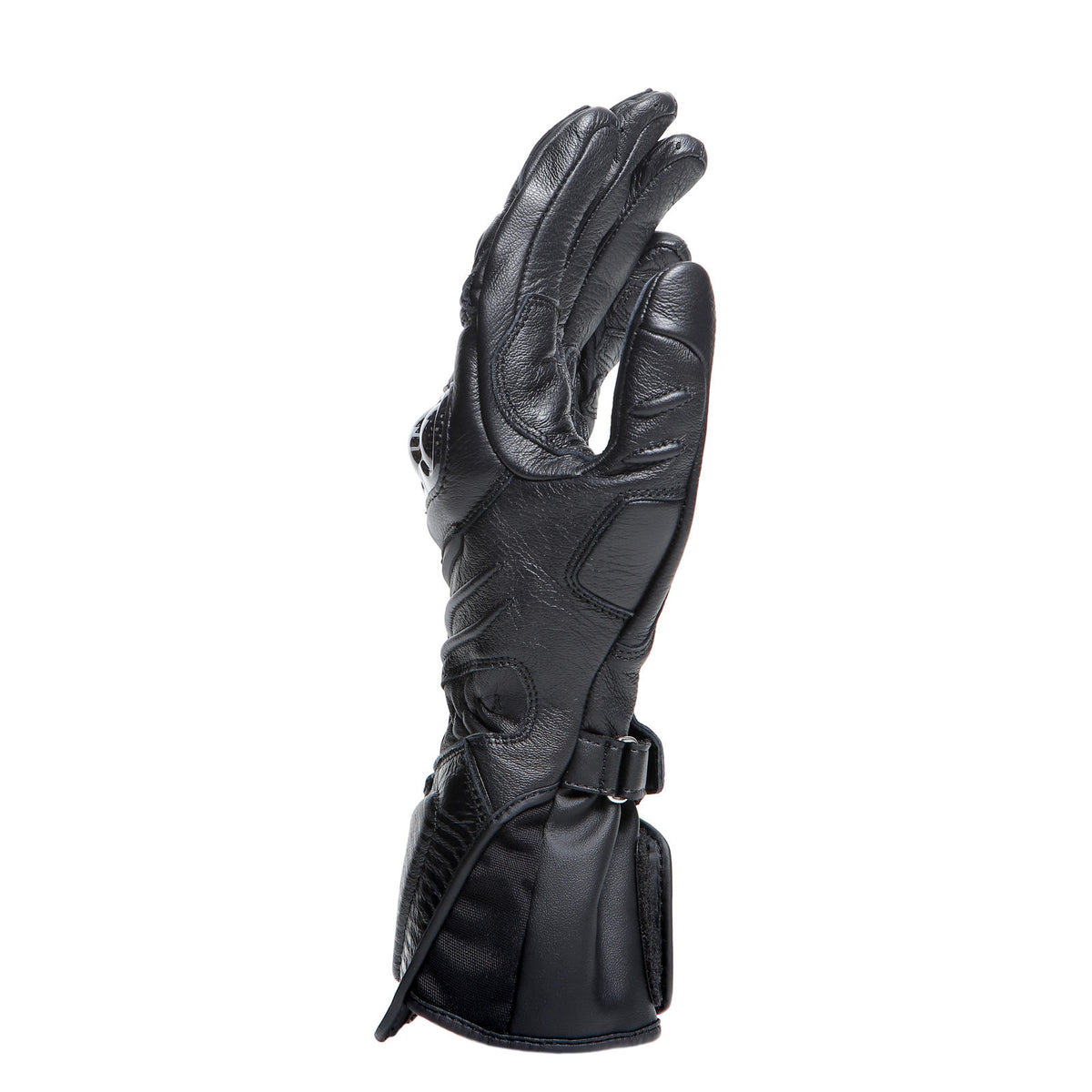 DAINESE CARBON 4 LONG LEATHER GLOVES 側面視角，展示預彎曲手指與皮革縫線立體結構，手腕護具與可調式束帶清晰可見，全黑競技長手套側面細節