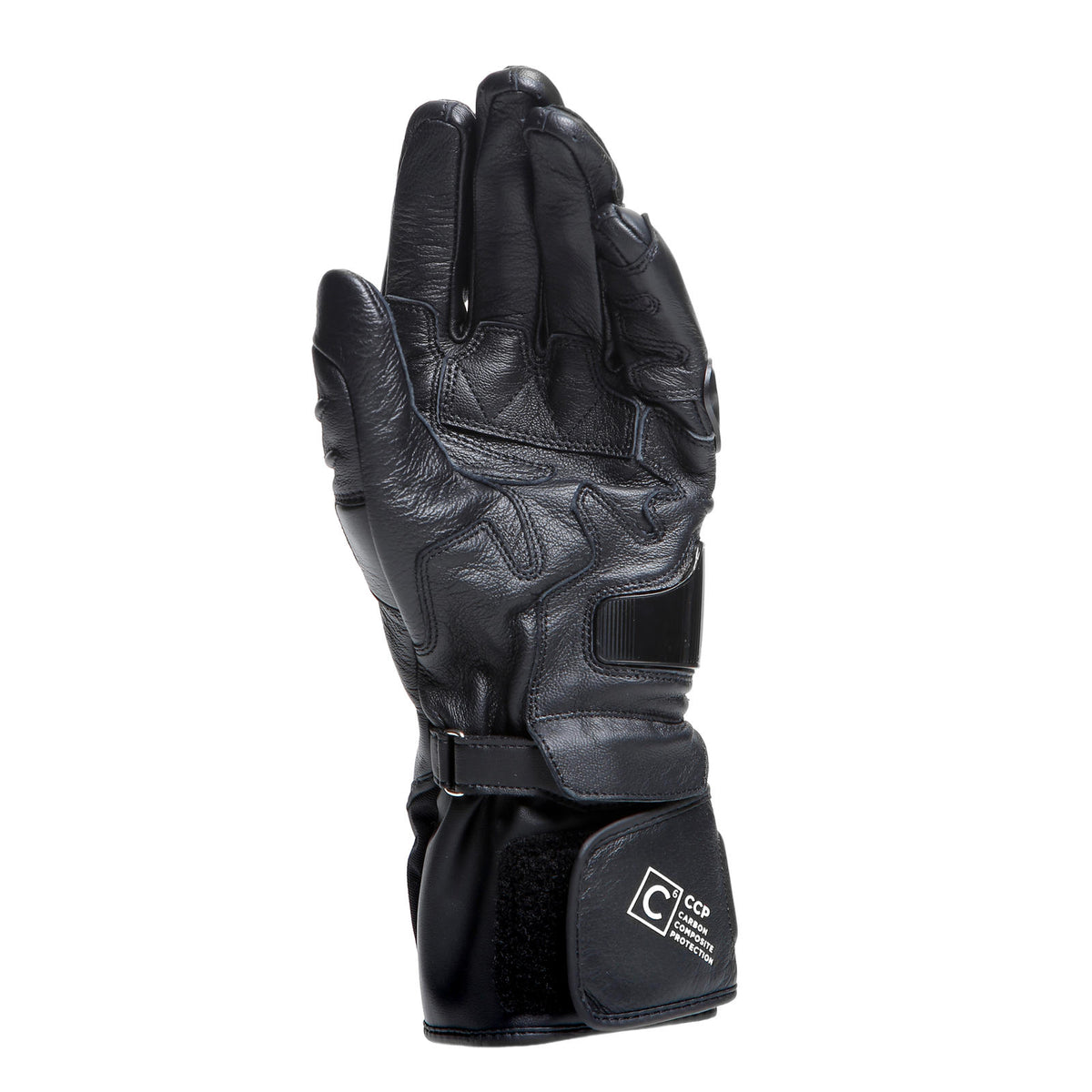 DAINESE CARBON 4 LONG LEATHER GLOVES 手背指節護具特寫，可見碳纖維複合材料護具與DAINESE標誌，霧面碳纖維紋理搭配黑色皮革，賽道手套局部細節