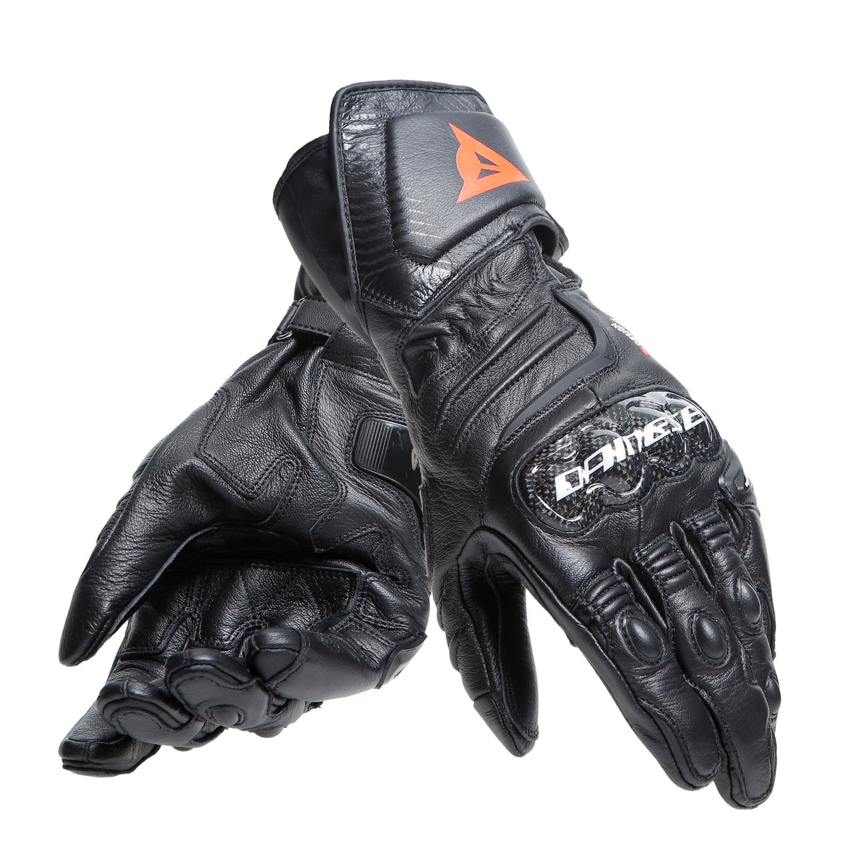 DAINESE CARBON 4 LONG LEATHER GLOVES 一雙手套交疊展示，手背朝上可見碳纖維護具與橘紅色DAINESE三角標誌，全黑山羊皮革縫製，競技長手套成對陳列