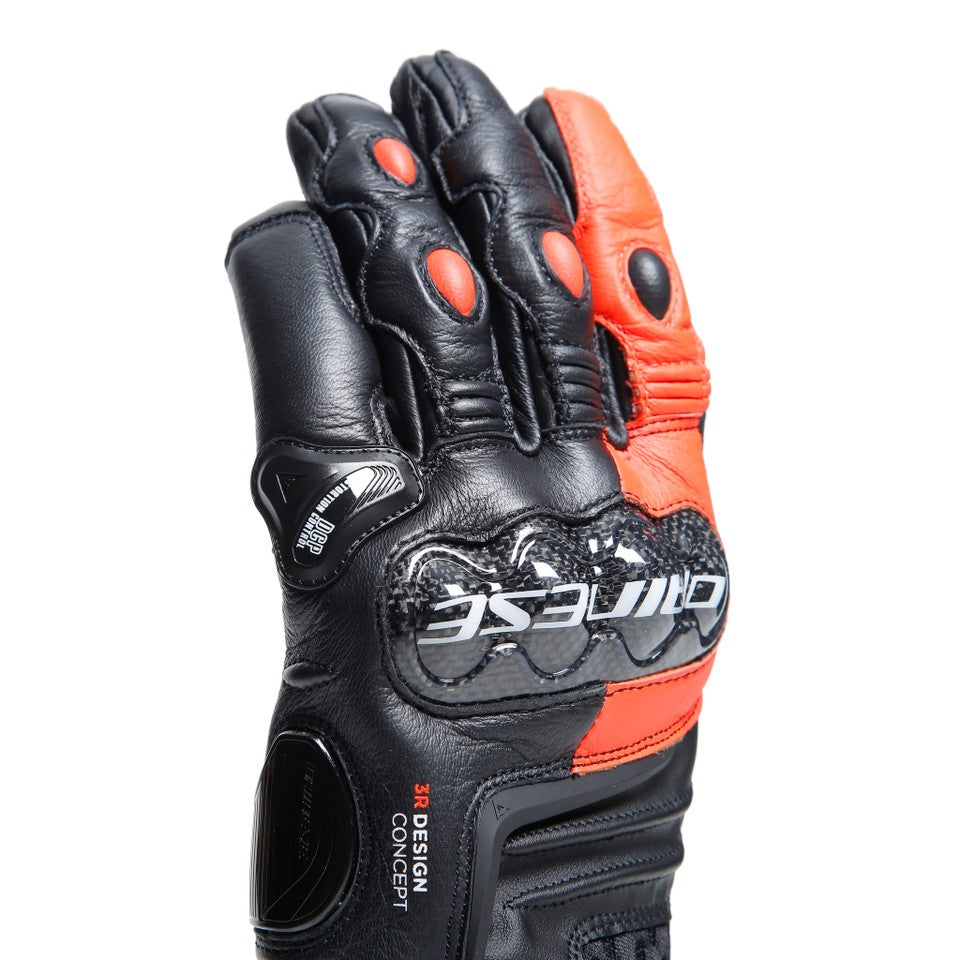 DAINESE CARBON 4 SHORT LEATHER GLOVES 黑螢光紅配色手套掌心朝上展示，手指內側可見黑色皮革搭配橘紅色指節插件，掌心及手背碳纖維護具上DAINESE白色標誌清晰可見，短手套正面照