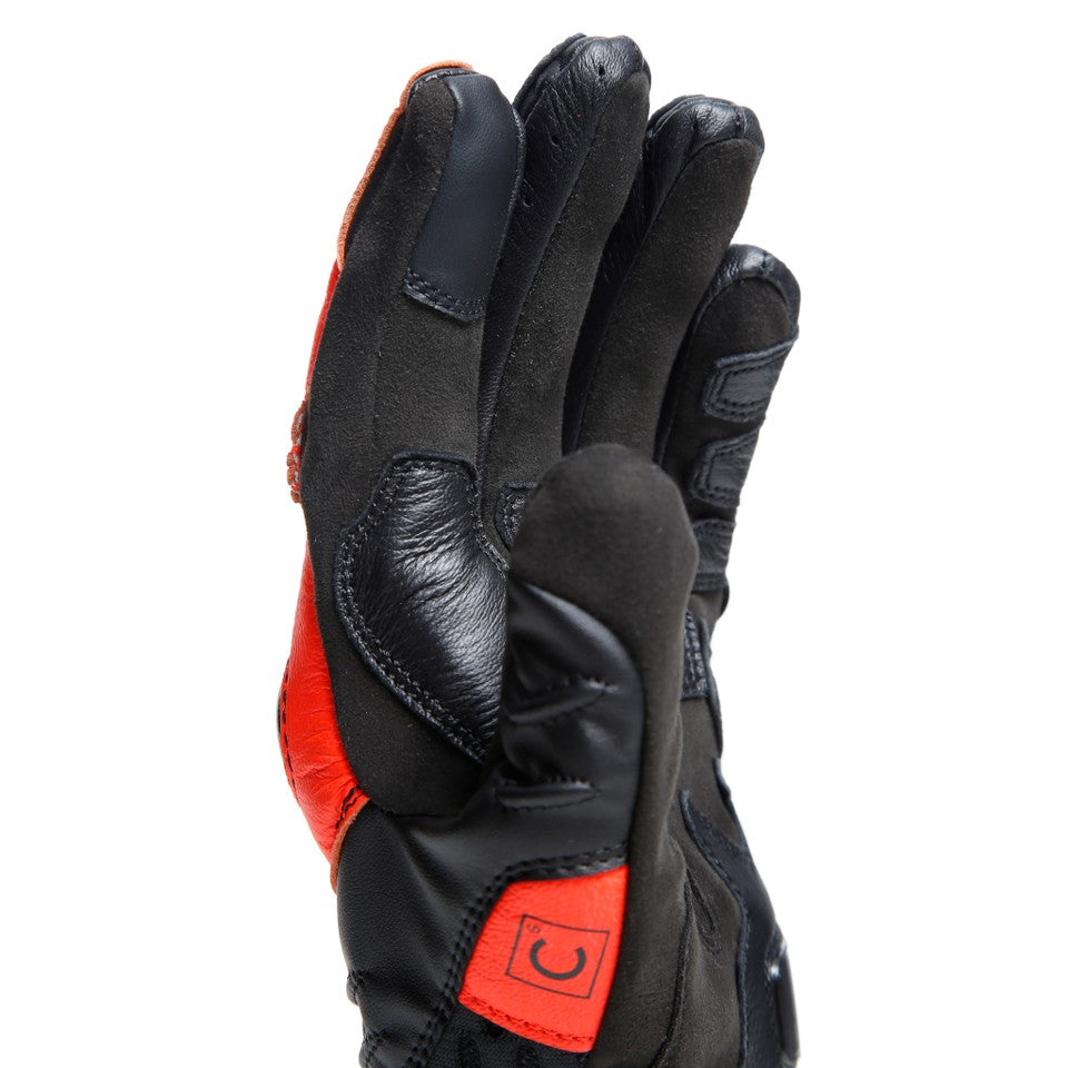 DAINESE CARBON 4 SHORT LEATHER GLOVES 手背五指特寫，黑色皮革手指搭配靈活手指關節網布插件，手指尖端可見透氣孔與緊密車縫線條，展現體育風手套的人體工學版型設計