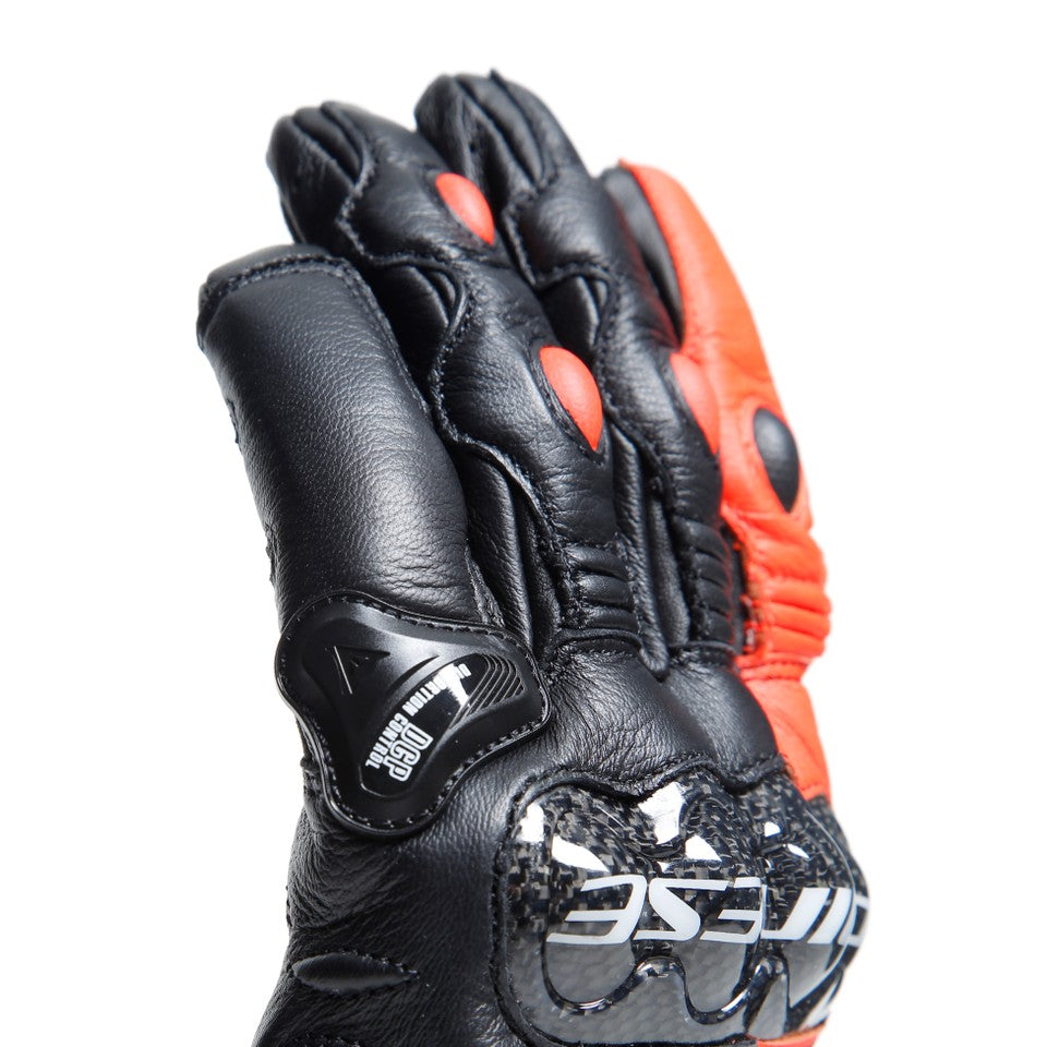 DAINESE CARBON 4 SHORT LEATHER GLOVES 手套手背整體展示，黑色基底搭配鲜豔橘紅色平行線條與手指插件，手背中央可見碳纖維護具與DAINESE標誌，靈活五指式短手套後方視角