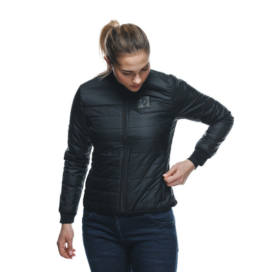 DAINESE CENTRALE ABSØLUTESHELL PRO JACKET WMN 可拆式鋪棉內裡外套單獨展示，女模特兒低頭穿著黑色鋪棉夾克，DAINESE方形標誌位於左胸，羅紋領口與袖口設計，可作為獨立保暖外套穿著