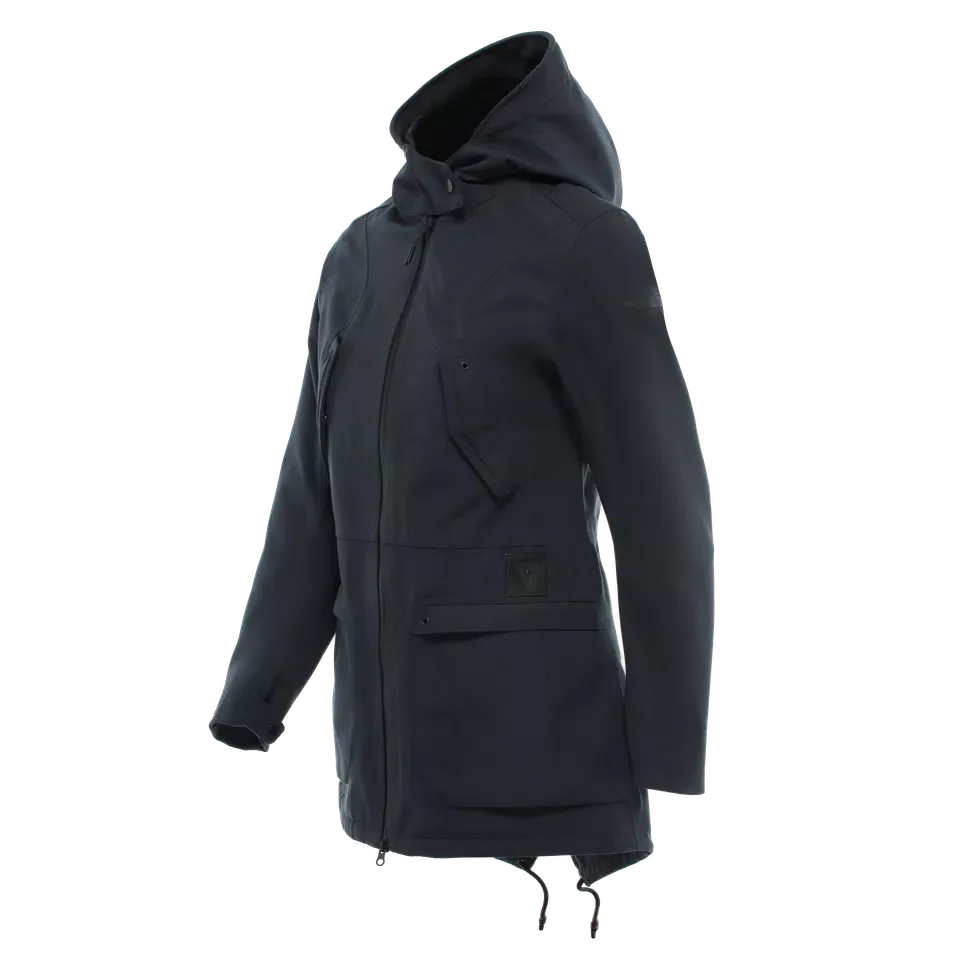 DAINESE DARSENA ABSØLUTESHELL PRO PARKA WMN 黑色女款外套官方正面商品照，展示軍裝風長版剪裁、連帽、中央雙向拉鍊、胸前與腰間口袋，以及魚尾式下擺輪廓
