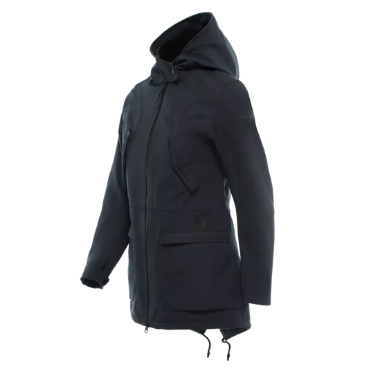 DAINESE DARSENA ABSØLUTESHELL PRO PARKA WMN 黑色女款外套官方正面商品照，展示軍裝風長版剪裁、連帽、中央雙向拉鍊、胸前與腰間口袋，以及魚尾式下擺輪廓