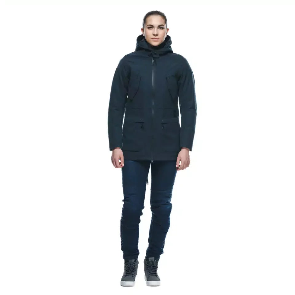 DAINESE DARSENA ABSØLUTESHELL PRO PARKA WMN 黑色女款外套官方側面商品照，展示修身剪裁、連帽金屬帽緣結構、袖口調節與防水長版外套的側面輪廓