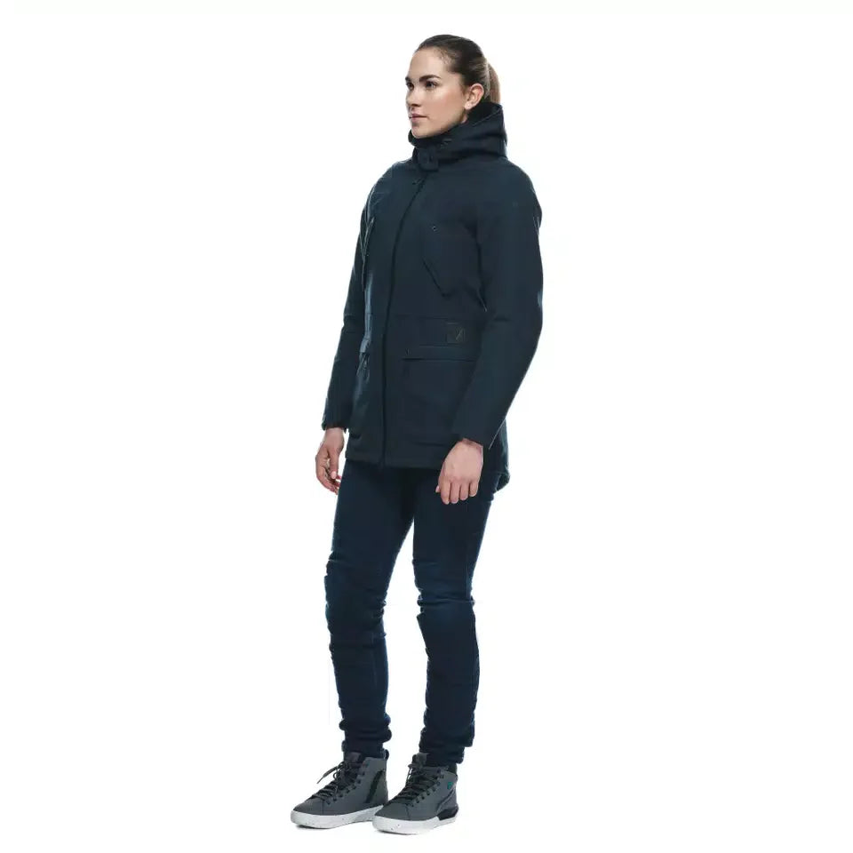 DAINESE DARSENA ABSØLUTESHELL PRO PARKA WMN 黑色女款外套官方細節照，展示前襟雙向拉鍊、胸前機能口袋、腰部抽繩與防水帆布材質細節