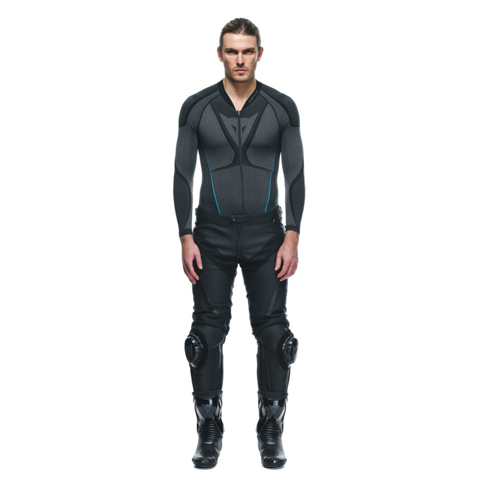 DAINESE DELTA 3 PERF.LEATHER PANTS 黑黑白配色正面照，男性模特兒穿著同系列連身緊身內搭衣與打孔皮褲站立展示，可見膝蓋護具立體輪廓與腰際魔鬼氈束帶，義大利原廠Tutu小牛皮革局部打孔製賽道皮褲