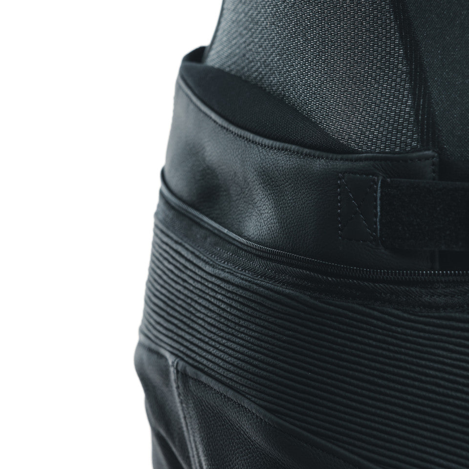 DAINESE DELTA 3 PERF.LEATHER PANTS 大腿側邊特寫，可見DAINESE浮雕字樣沿褲管斜向車縫，皮革紋理與局部打孔透氣孔洞清晰呈現，義大利原廠Tutu小牛皮革局部打孔製賽道皮褲，即使酷熱天候也能激烈操駕