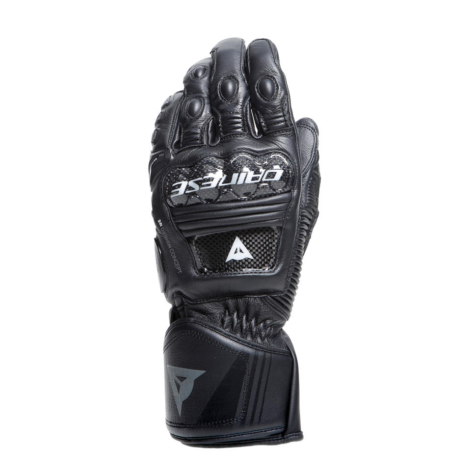 DAINESE DRUID 4 LEATHER GLOVES 黑黑炭灰配色手套手背正面展示，可見碳纖維複合材料指節護具與鏡射DAINESE品牌字樣，山羊皮革縫製紋理清晰可見，競技型長手套黑色系配色正面完整照