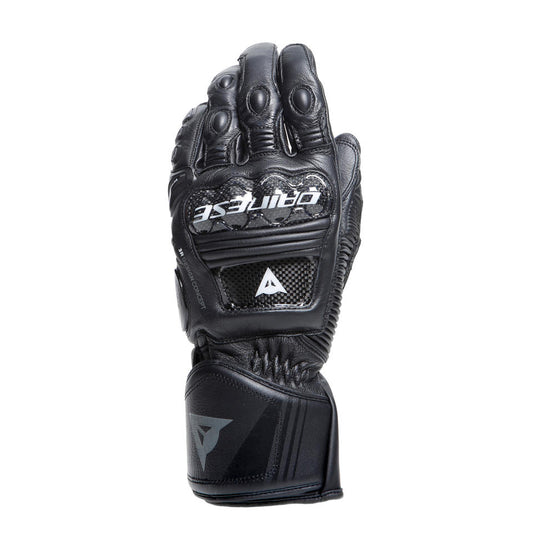 DAINESE DRUID 4 LEATHER GLOVES 黑黑炭灰配色手套手背正面展示，可見碳纖維複合材料指節護具與鏡射DAINESE品牌字樣，山羊皮革縫製紋理清晰可見，競技型長手套黑色系配色正面完整照