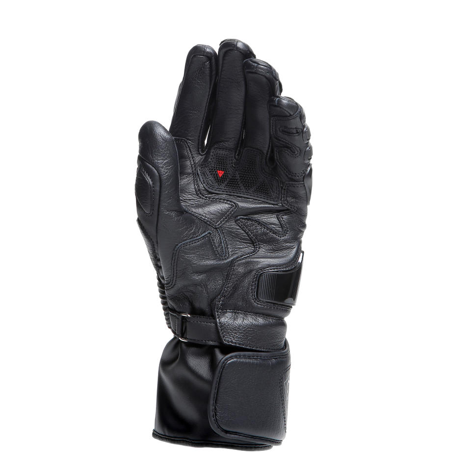 DAINESE DRUID 4 LEATHER GLOVES 掌心朝上展示，可見鼓染山羊皮超柔軟掌心與拇指食指間補強縫線，指尖預彎曲設計貼合手型，黑黑炭灰配色競技長手套掌面細節照