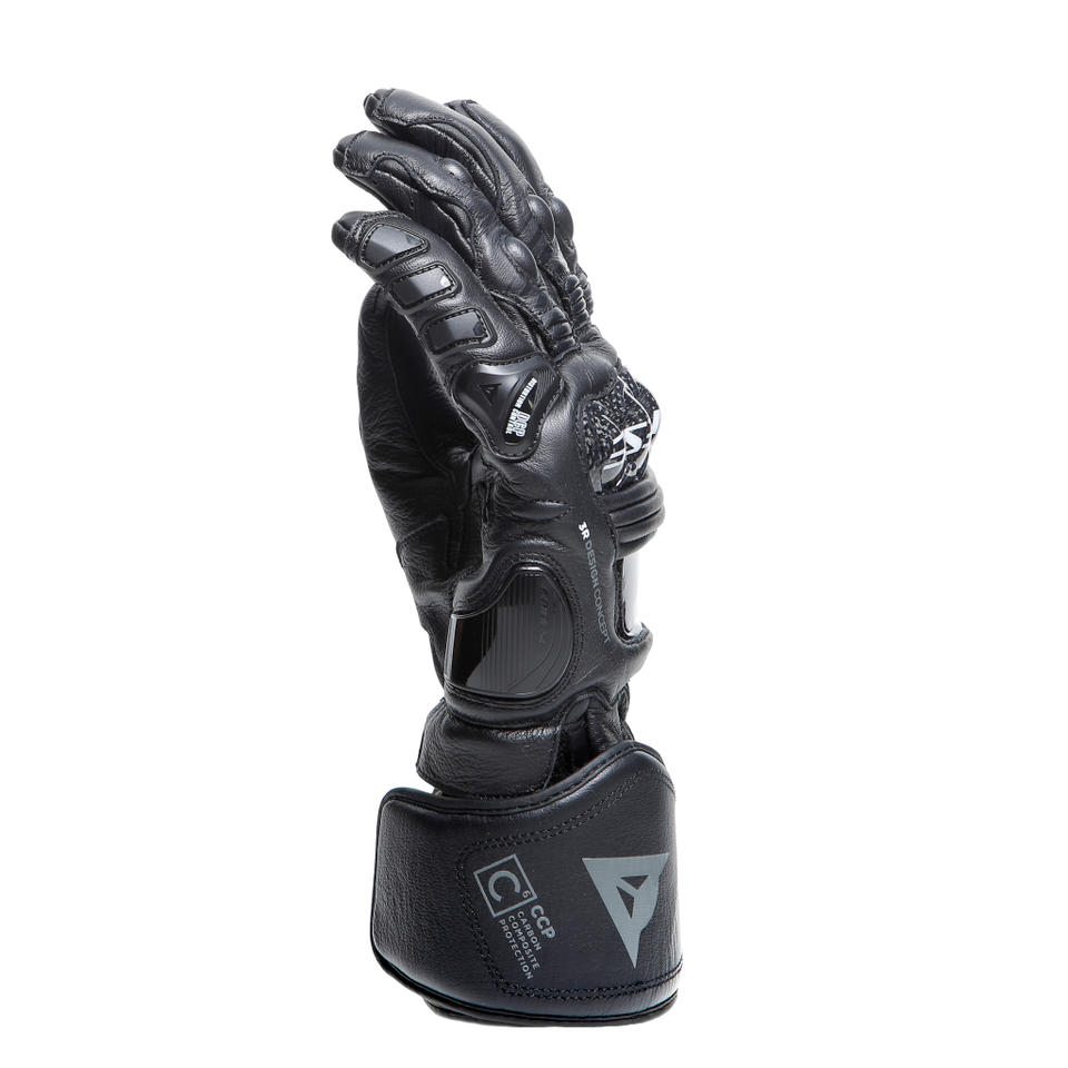 DAINESE DRUID 4 LEATHER GLOVES 袖口特寫，展示CCP碳纖維複合防護標誌與可調式束帶魔鬼氈，強化預塑形袖口車縫工藝清晰可見，黑黑炭灰配色長手套袖口局部細節