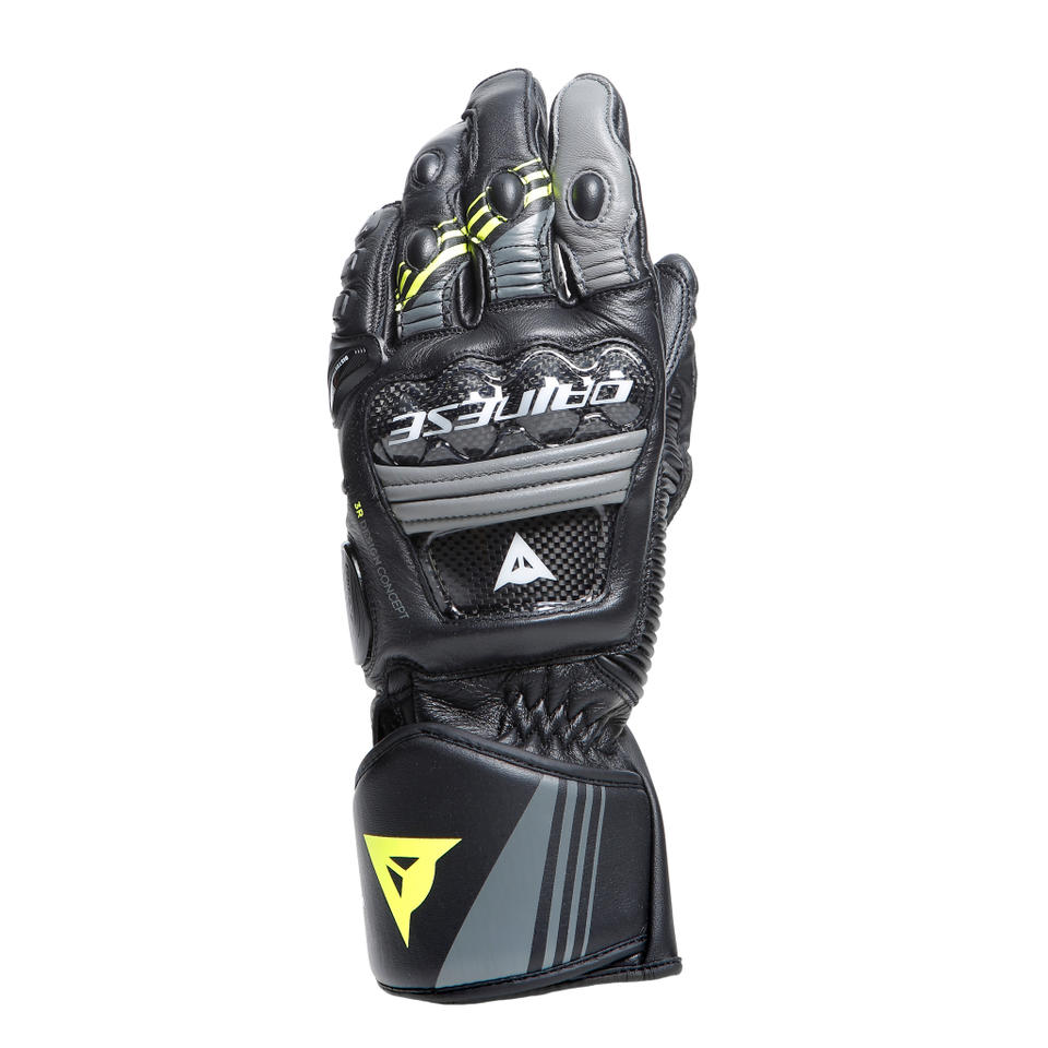 DAINESE DRUID 4 LEATHER GLOVES 黑灰黃配色手套手背正面展示，指節間可見螢光黃拼接與炭灰色線條，碳纖維護具與鏡射DAINESE字樣清晰可見，競技型長手套正面完整照