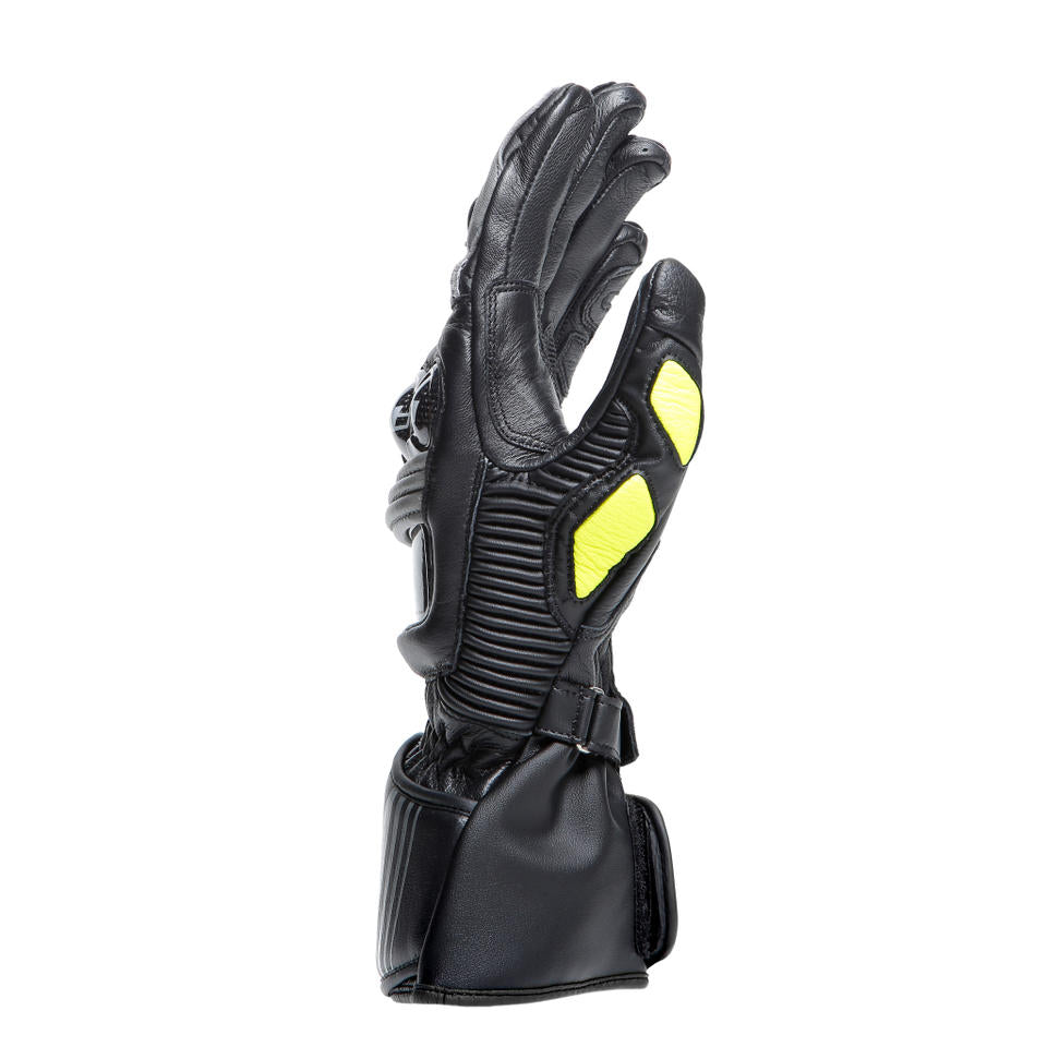 DAINESE DRUID 4 LEATHER GLOVES 側面視角，指尖與掌側可見螢光黃皮革拼接，四向彈性伸縮插件與手腕可調式束帶清晰可見，黑灰黃配色競技長手套側面細節照