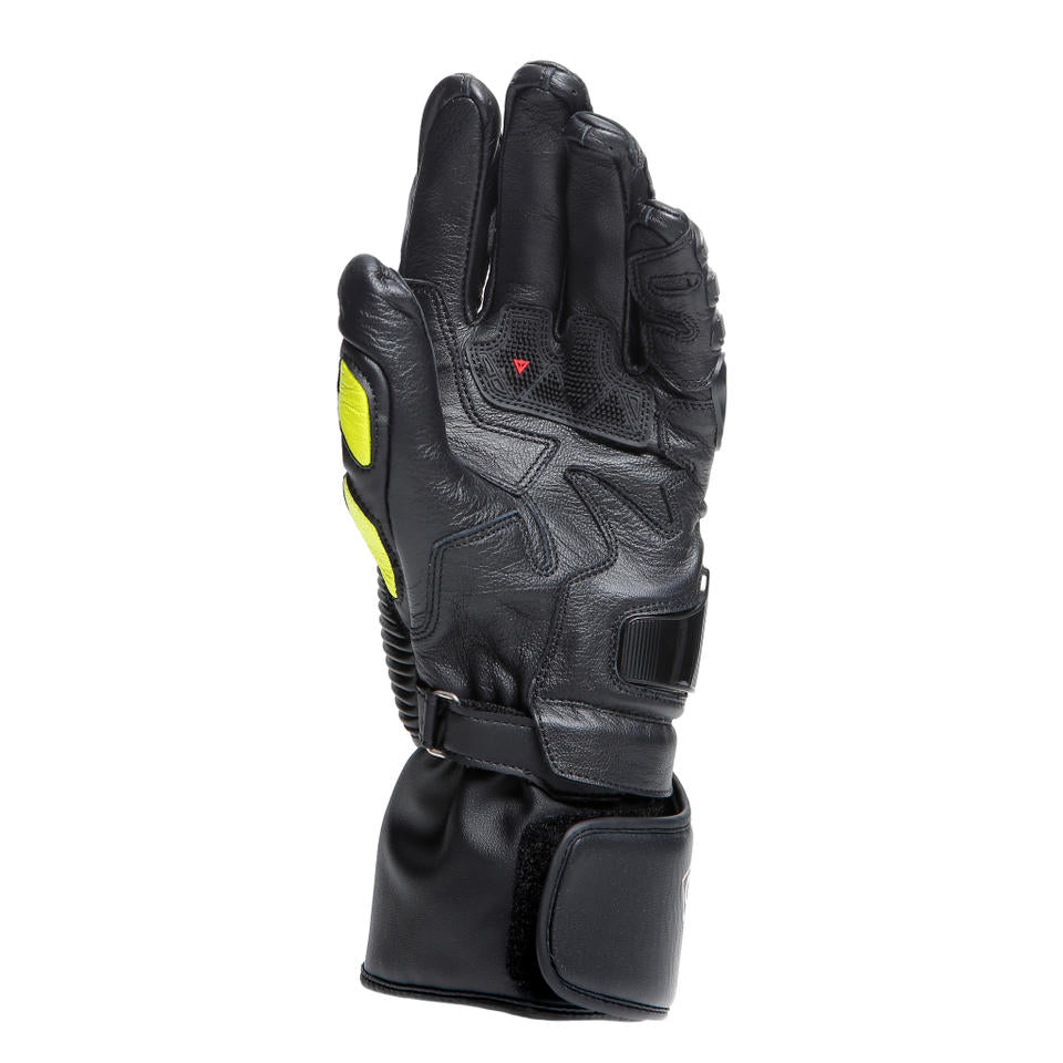 DAINESE DRUID 4 LEATHER GLOVES 手背五指特寫，可見螢光黃拼接於掌側與DAINESE觸控相容指尖標示，指節碳纖維護具清晰可見，黑灰黃配色長手套局部細節照