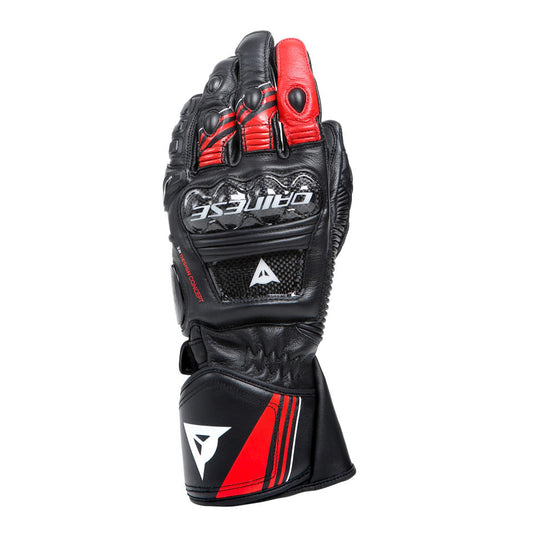 DAINESE DRUID 4 LEATHER GLOVES 黑熔岩紅白配色手套手背正面展示，指尖與掌心側可見紅色皮革拼接，碳纖維指節護具與鏡射DAINESE字樣清晰可見，競技型長手套正面完整照