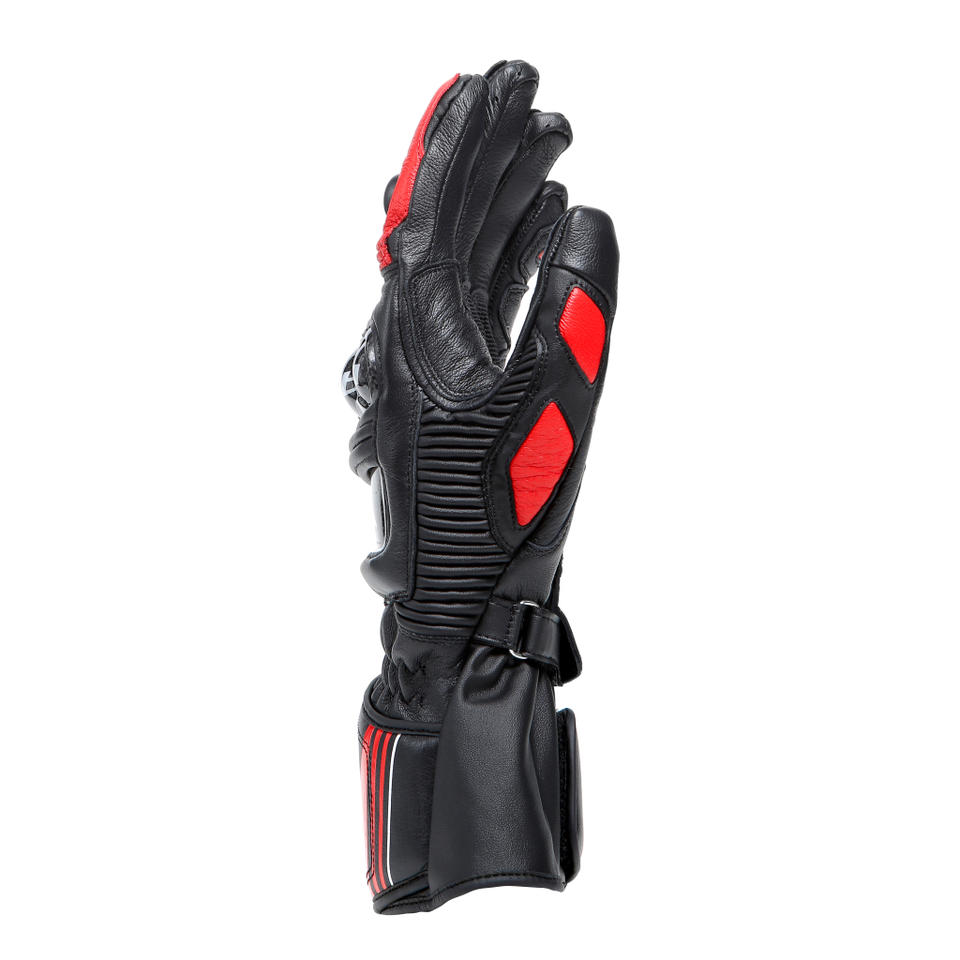 DAINESE DRUID 4 LEATHER GLOVES 手背五指特寫，可見紅色皮革拼接於掌側與指節間，四向彈性伸縮插件與手腕可調式束帶清晰可見，黑熔岩紅白配色長手套細節照