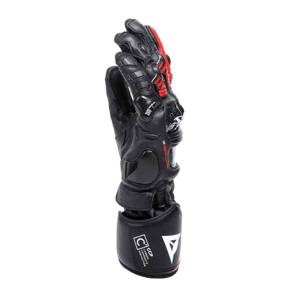DAINESE DRUID 4 LEATHER GLOVES 側面視角，展示CCP碳纖維複合防護標誌與強化預塑形袖口，紅白線條裝飾於袖口處清晰可見，黑熔岩紅白配色競技長手套側面細節