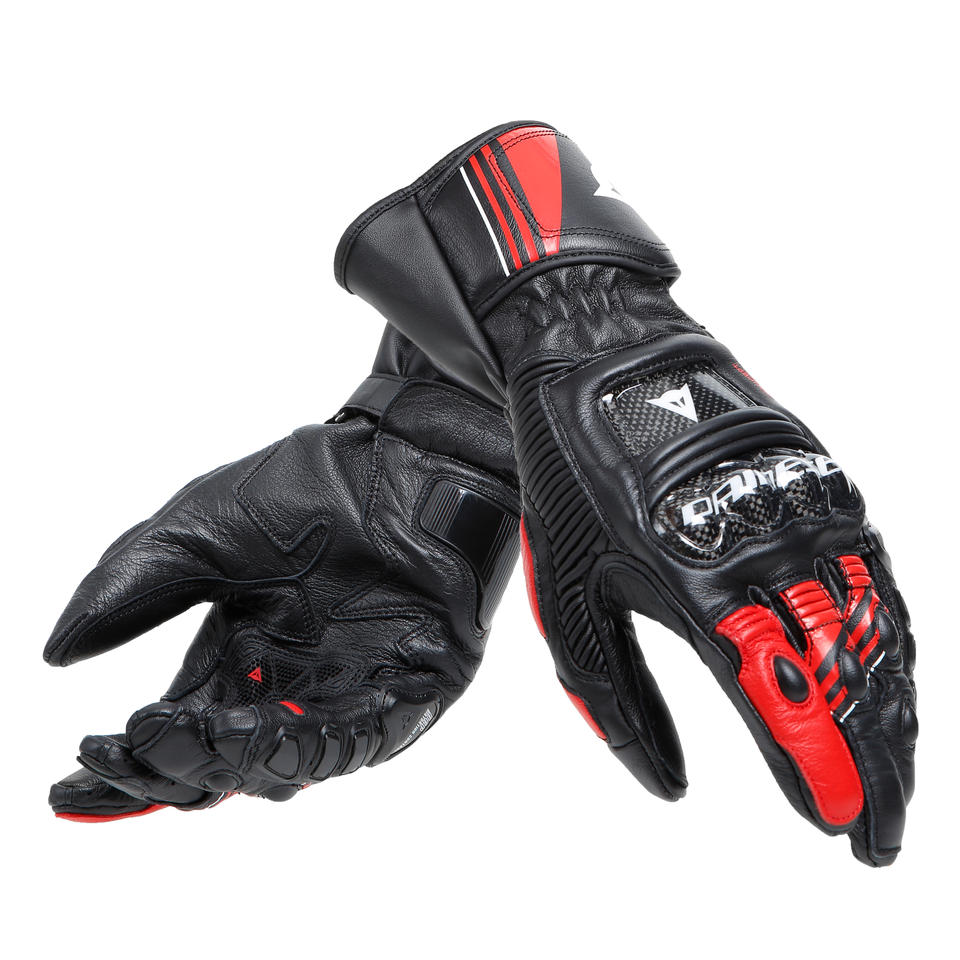 DAINESE DRUID 4 LEATHER GLOVES 一雙手套交疊展示，可見紅色皮革拼接與碳纖維護具，山羊皮革縫製質感搭配白色線條裝飾，黑熔岩紅白配色競技型長手套成對陳列照