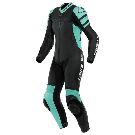 DAINESE KILLALANE 1PC PERF. LADY LEATHER SUIT 湖水綠女款打洞連身賽車皮衣正面站姿照，可見DAINESE三角品牌標誌、不對稱擞色設計與肩部霘合金護片，Black-Matt/Aqua-Green/Black配色