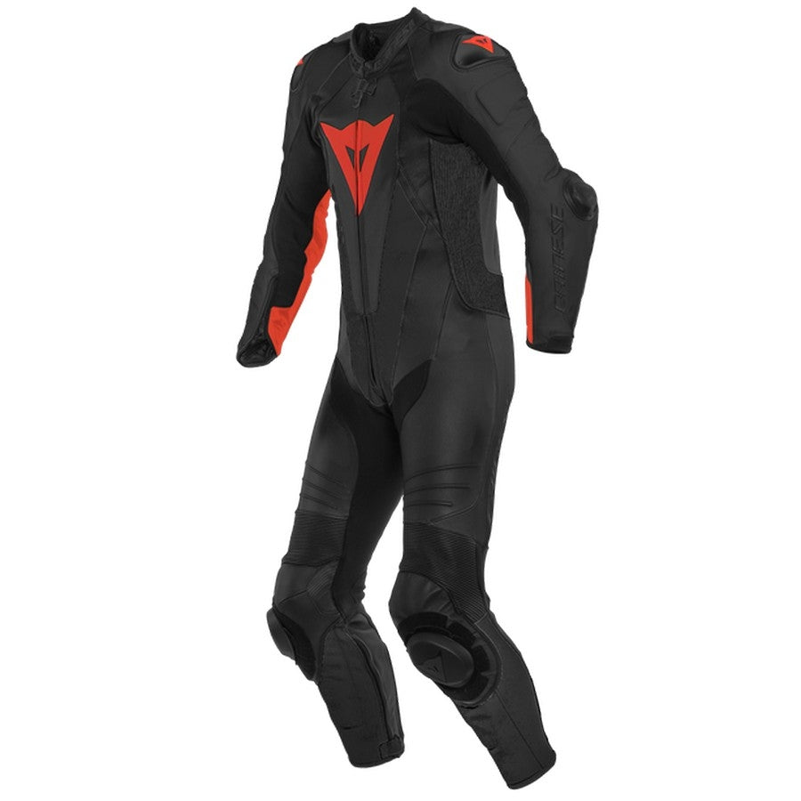DAINESE LAGUNA SECA 5 1PC PERF. LEATHER SUIT 黑/紅打洞連身賽車皮衣側面陳列照，可見胸口與肩部紅色線條、品牌標誌與立體皮革剪裁，全粒面牛皮革製作，適合賽道激烈操駕使用