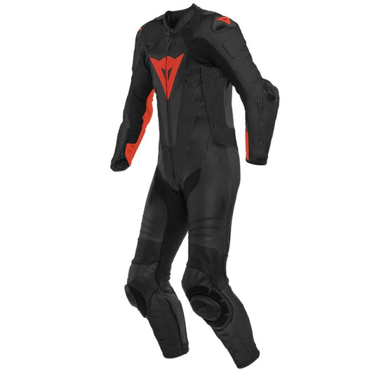 DAINESE LAGUNA SECA 5 1PC PERF. LEATHER SUIT 黑/紅打洞連身賽車皮衣側面陳列照，可見胸口與肩部紅色線條、品牌標誌與立體皮革剪裁，全粒面牛皮革製作，適合賽道激烈操駕使用