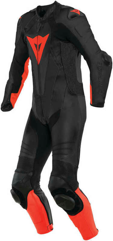 DAINESE LAGUNA SECA 5 1PC PERF. LEATHER SUIT 黑/螢光紅打洞連身賽車皮衣正面平拍照，胸口與肩部大面積螢光紅配色，可見DAINESE品牌標誌與立體護具剪裁，全粒面牛皮革製作