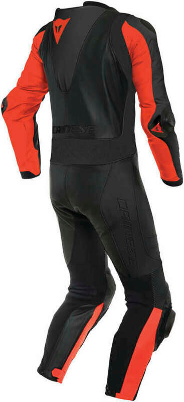 DAINESE LAGUNA SECA 5 1PC PERF. LEATHER SUIT 黑/螢光紅打洞連身賽車皮衣背面平拍照，可見背部DAINESE字樣車縫與腰部立體剪裁結構，全粒面牛皮革製作賽道專用連身皮衣