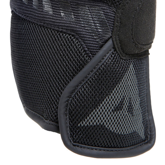 DAINESE MIG 3 UNISEX LEATHER GLOVES 黑色手套腕部特寫，可見透氣網布材質與束口帶車縫細節，灰色品牌標誌壓印於網布上，展現皮革與網布複合結構的透氣防摔手套局部設計
