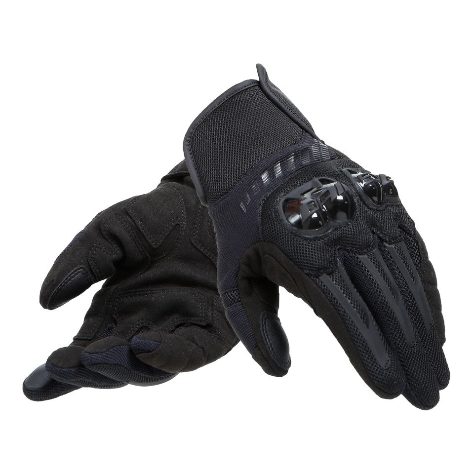 DAINESE MIG 3 UNISEX LEATHER GLOVES 一雙全黑手套並排陳列，手背可見紅色三角品牌標誌與雙硬式指節護具，手腕束口帶與網布透氣孔清晰可見，中性防摔手套黑色配色