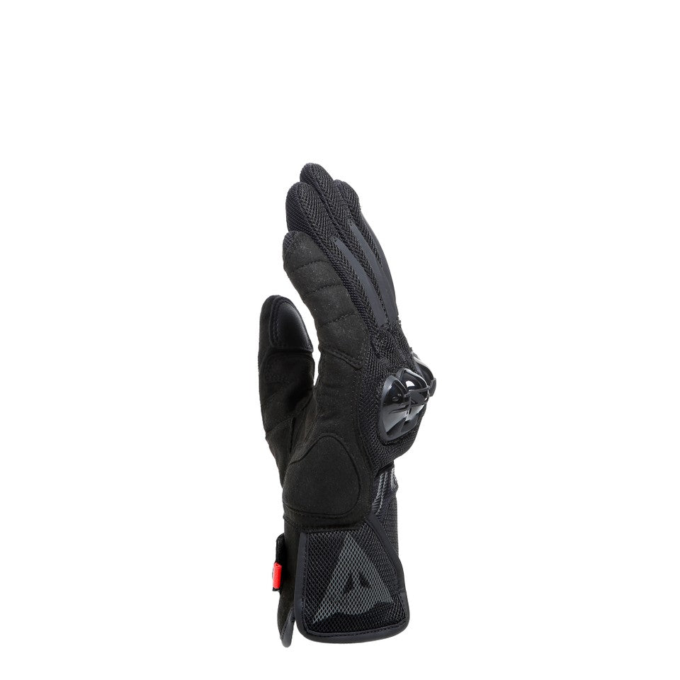 DAINESE MIG 3 UNISEX LEATHER GLOVES 單手掌心朝上展示，可見黑色皮革掌面補強與網布手指側邊透氣設計，指尖處有觸控相容材質，黑色中性防摔手套細節照