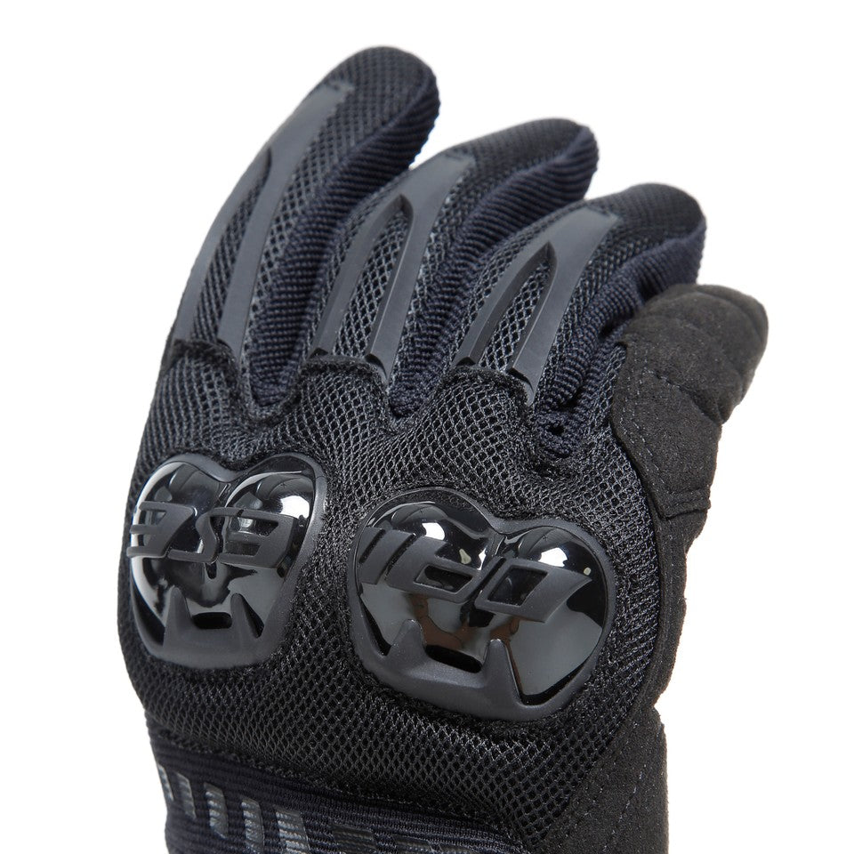 DAINESE MIG 3 UNISEX LEATHER GLOVES 手背指節護具特寫，可見雙硬式護具與網布車縫線條，灰黑配色搭配霧面塑料材質，提供關節防護的中性防摔手套局部細節