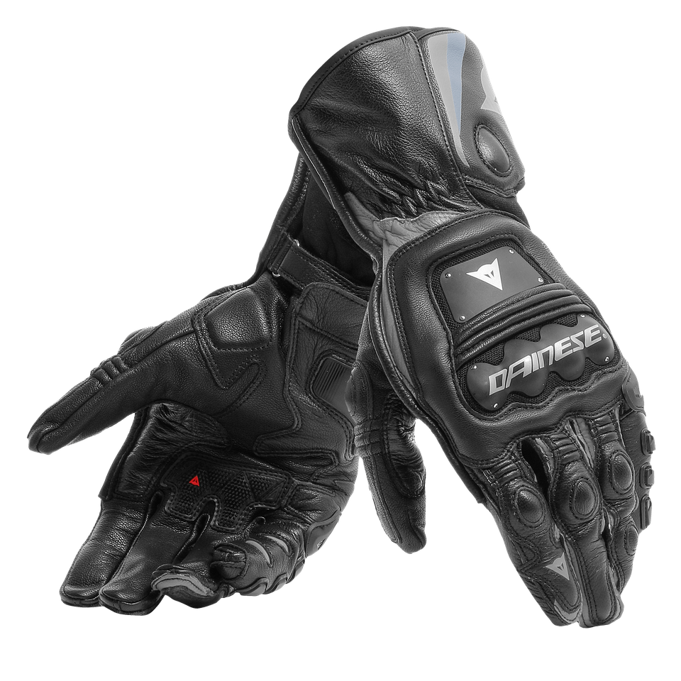 DAINESE STEEL-PRO GLOVES BLACK/ANTHRACITE 賽道手套一對陳列照，左手掌心朝上展示止滑掌面與彈性指關節，右手手背朝上可見鎢鋼合金與TPU複合護具及DAINESE標誌，黑/炭灰配色，義大利原廠山羊皮革縫製