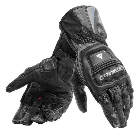 DAINESE STEEL-PRO GLOVES BLACK/ANTHRACITE 賽道手套一對陳列照，左手掌心朝上展示止滑掌面與彈性指關節，右手手背朝上可見鎢鋼合金與TPU複合護具及DAINESE標誌，黑/炭灰配色，義大利原廠山羊皮革縫製